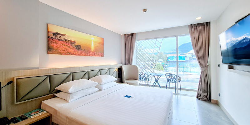 Deluxe King Balcony Mountain View