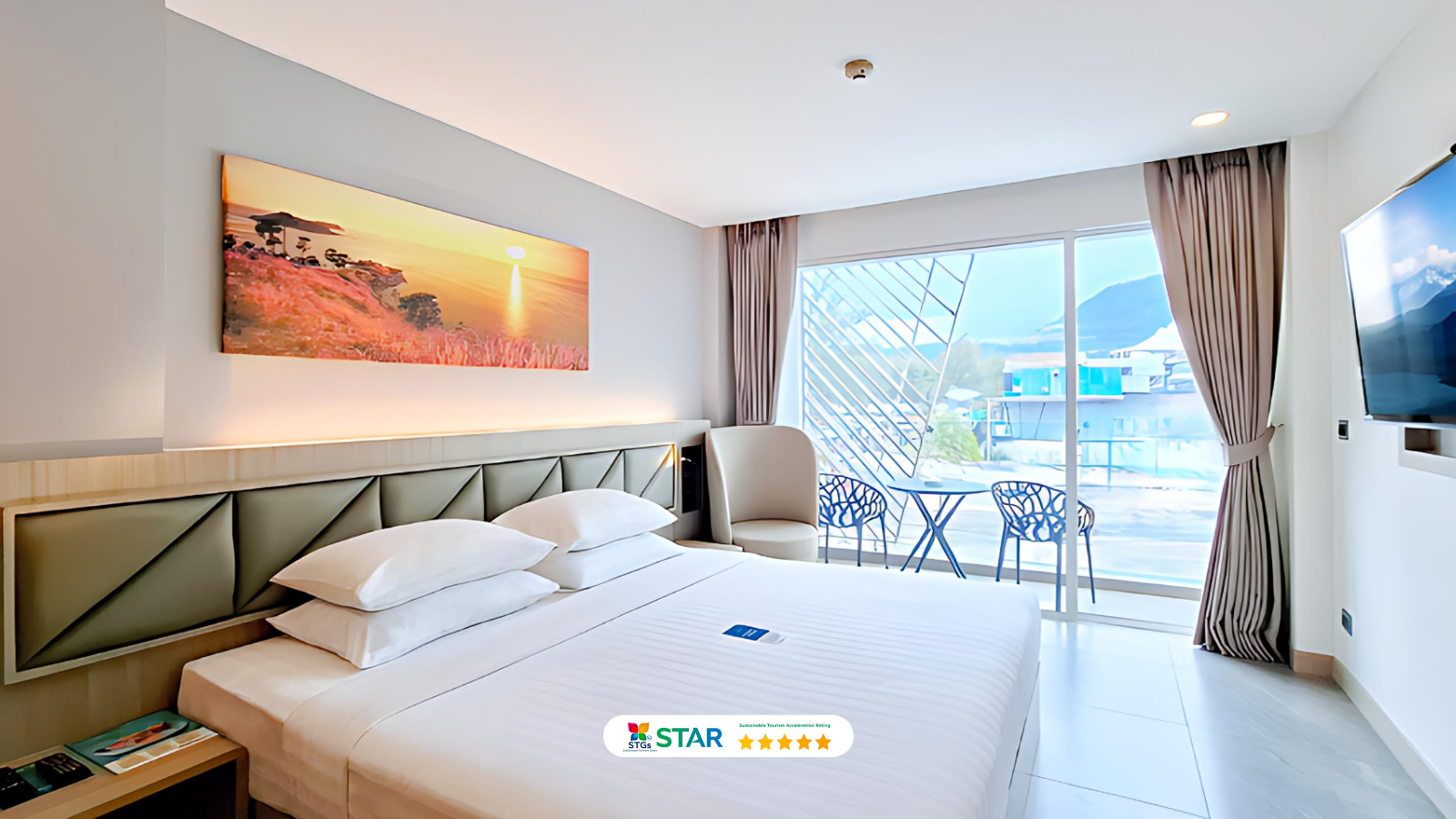 Deluxe King Balcony Mountain View