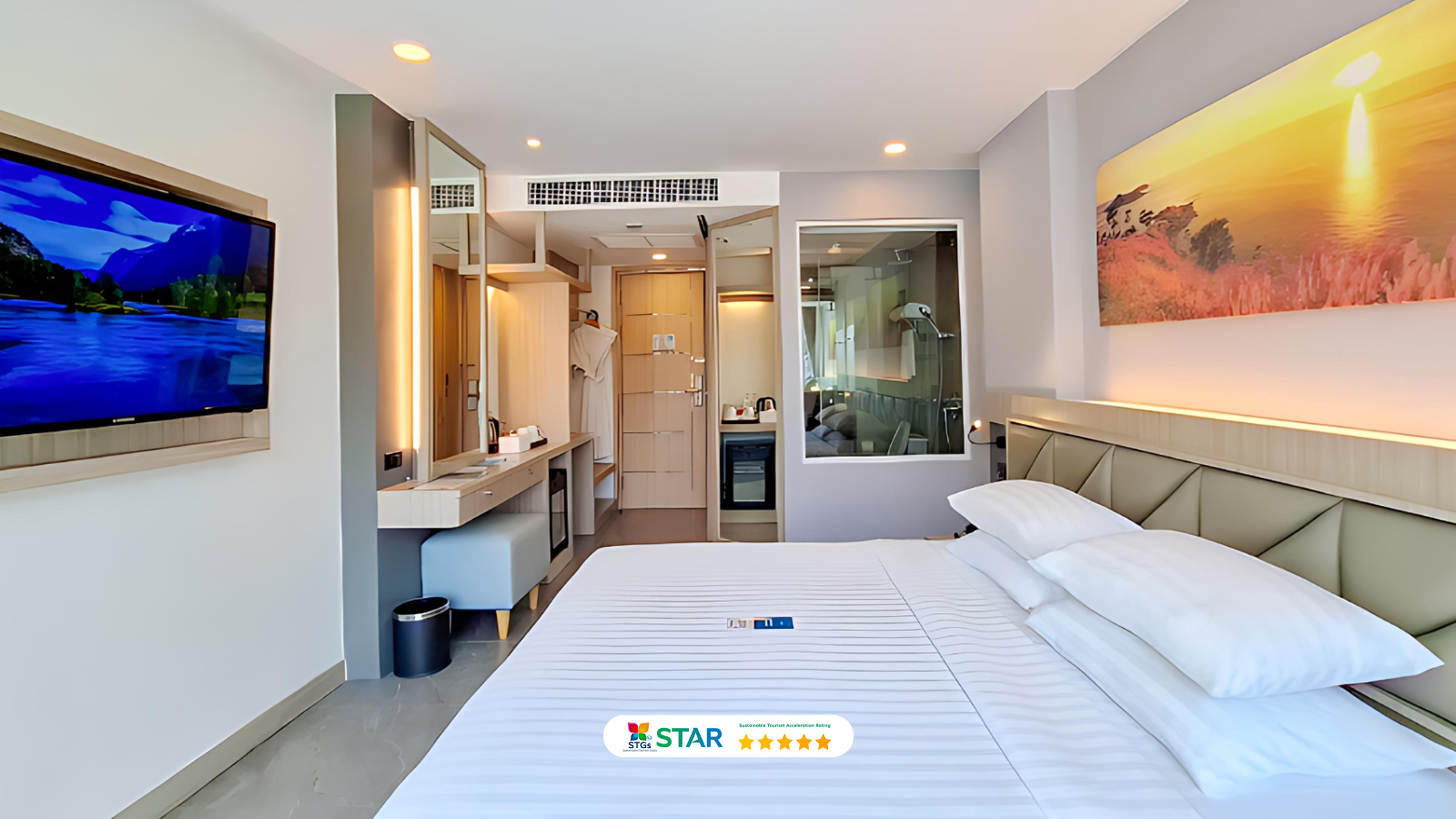 Deluxe King Balcony Mountain View